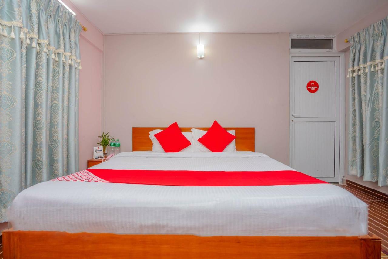 Oyo 575 Api Suites Pokhara Extérieur photo