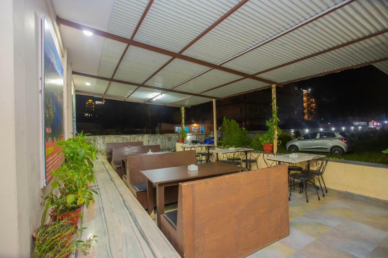 Oyo 575 Api Suites Pokhara Extérieur photo